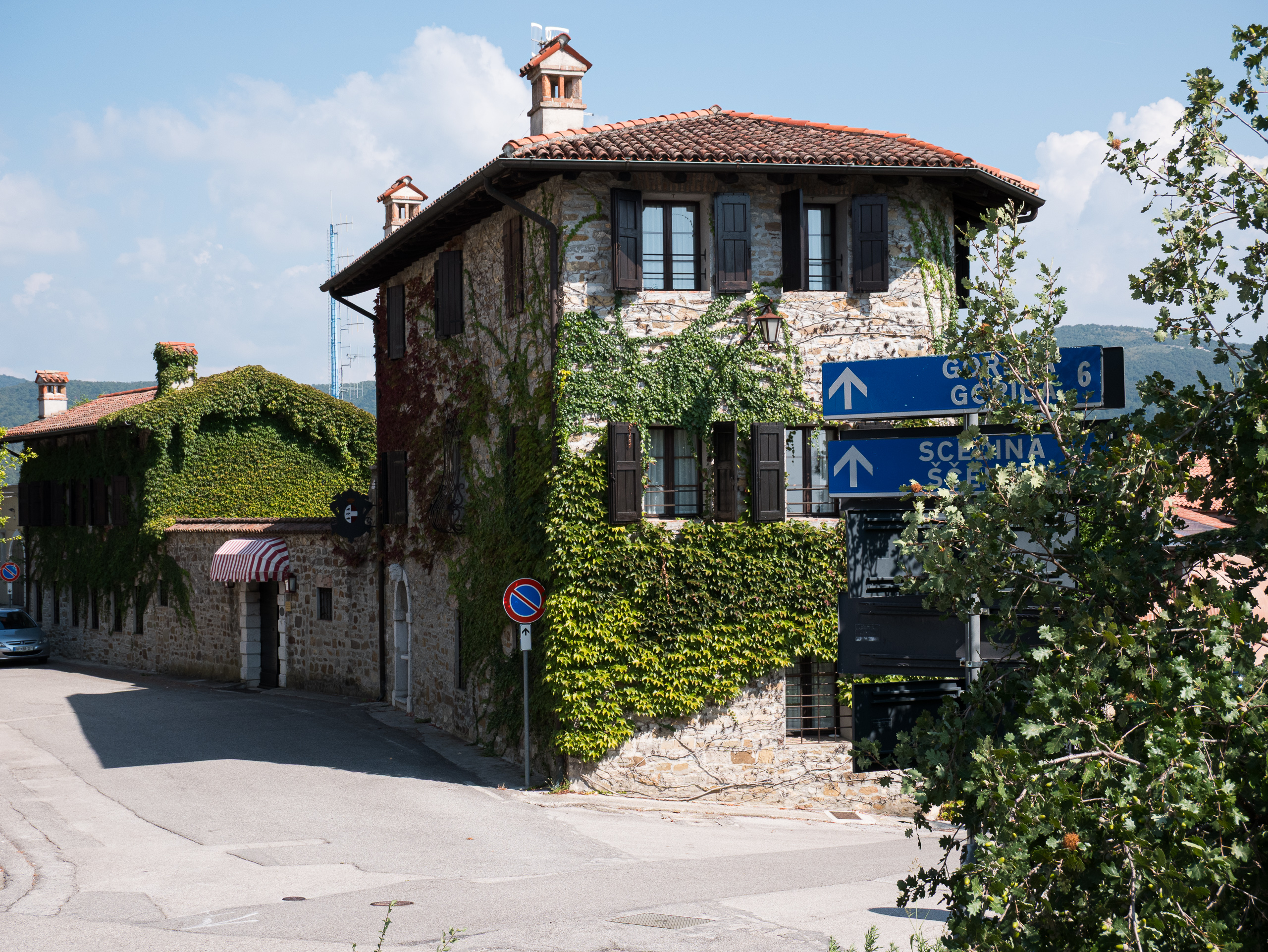 Efeubewachsenes Steinhaus an der Straße nach Gorizia